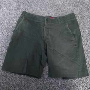 UA men’s green shorts